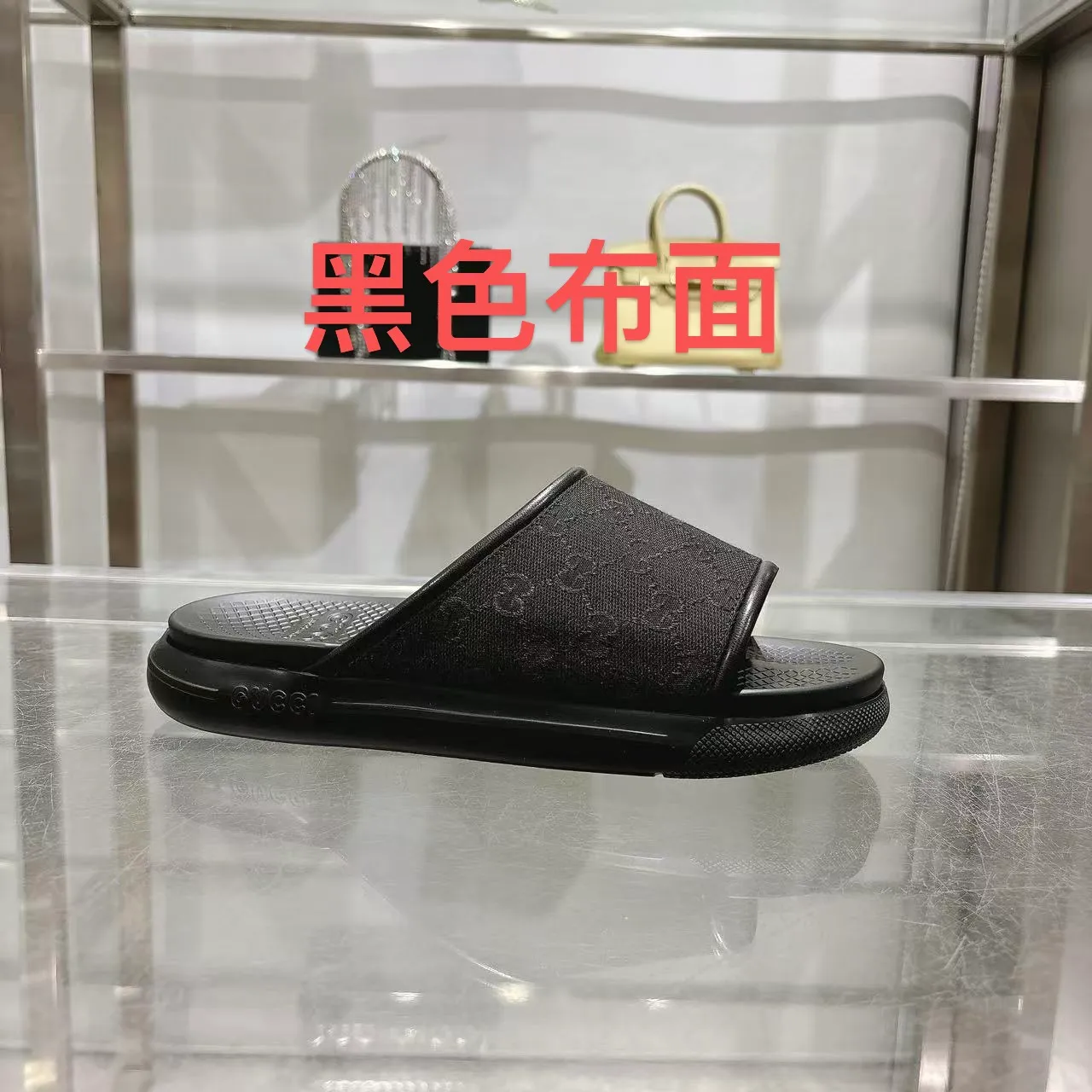 p400🐮🐮New summer men's slip-on slippers. Inspired by the summer spirit and beach clubs of the Italian coast, this piece is part of Gucci Lido. The Pre-Fall collection reinterprets the brand's signature elements and sophisticated patterns in a contemporary way. Made from black rubber, these flat sandals feature a slip-on design that reinterprets the brand's distinctive green and red web design. GG Classic Upper Men's Molded Rubber Footbed Gucci Logo Flat Made in Italy Size: Men's 40 to 47,